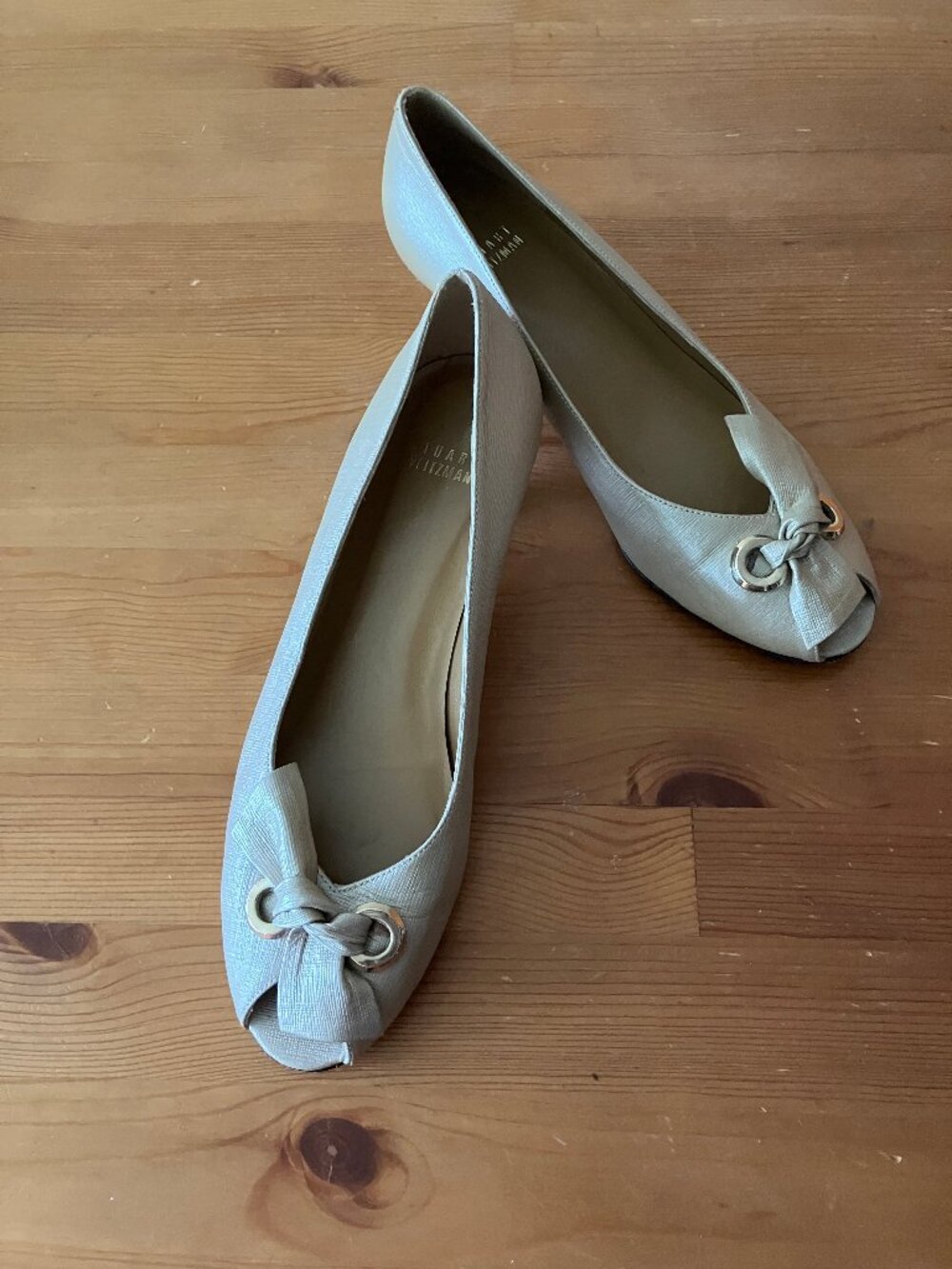 Stuart Weitzman peep-toe pumps w/knotted bow light gold/beige 8 M